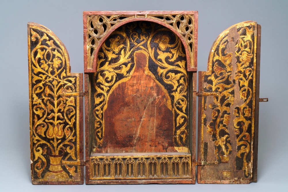 Een Spaans geschilderd houten tweedeurskabinet voor een monstrans, 17e eeuw
