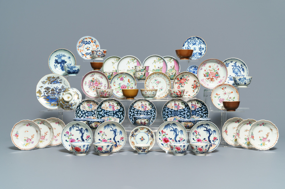 Een collectie van 23 koppen en 33 schotels in Chinees en Japans porselein, 18/19e eeuw