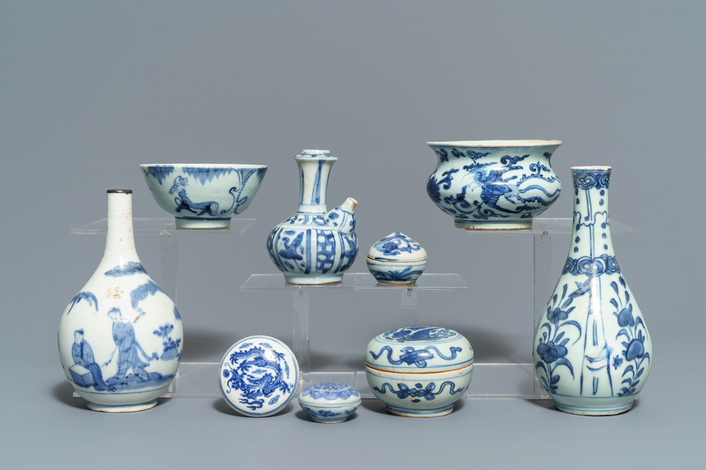 Een gevarieerde collectie Chinees blauwwit porselein, Ming en later