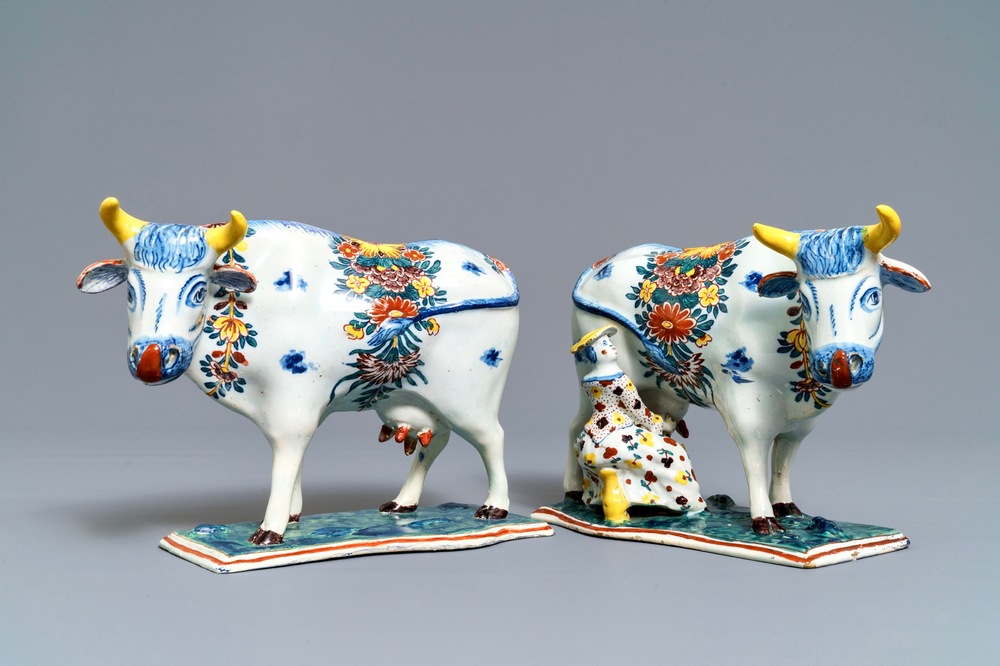 Deux mod&egrave;les de vaches sur un tertre en fa&iuml;ence de Delft polychrome, 18&egrave;me