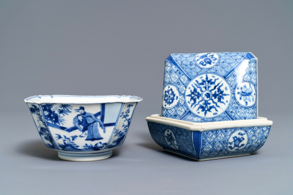 Een Chinese blauwwitte vierkante dekseldoos en een kom, Chenghua merk, Kangxi
