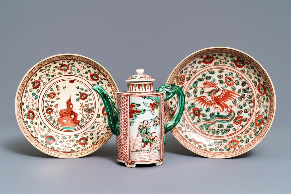 A Chinese wucai wine ewer and two Swatow plates, Ming and later