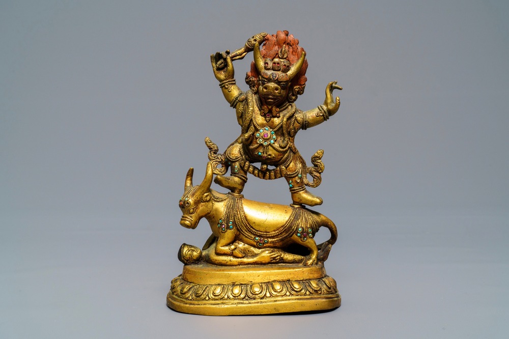 Een Sino-Tibetaanse verguld bronzen figuur van Yama Dharmaraja, 18/19e eeuw
