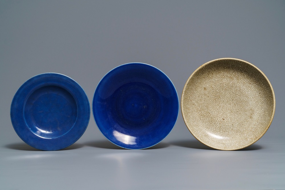 Deux plats en porcelaine de Chine bleu monochrome et un de type ge, 18/19&egrave;me