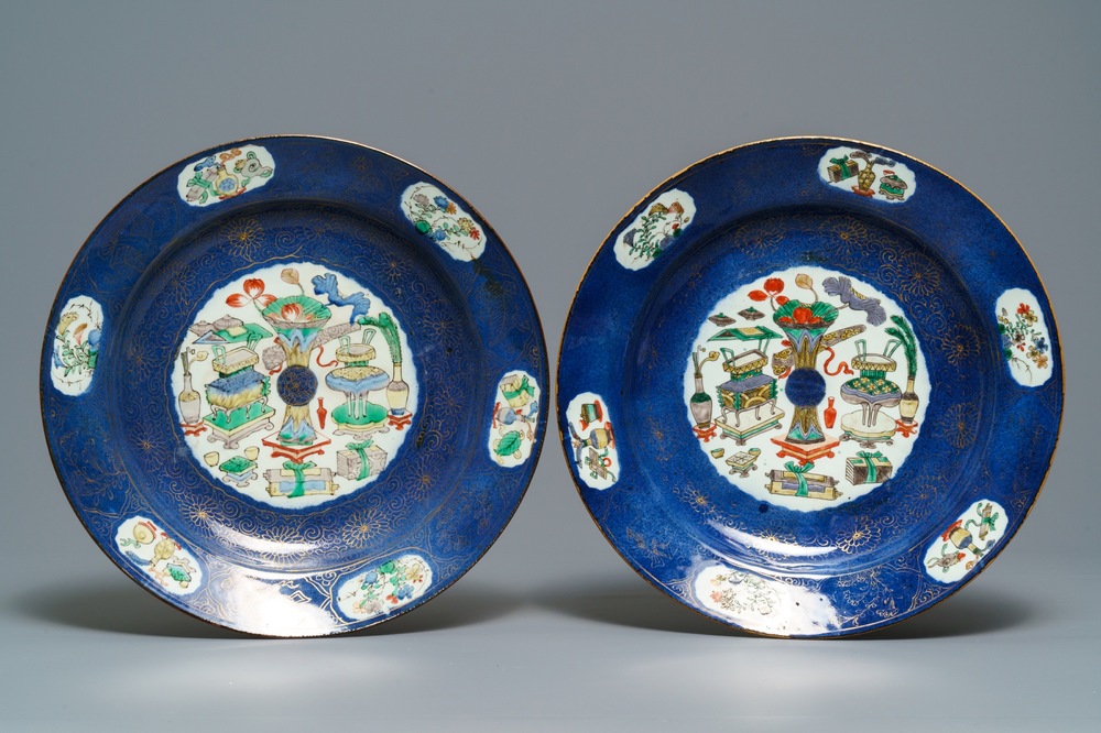 Une paire de grands plats en porcelaine de Chine famille verte sur fond bleu poudr&eacute;, anc. coll. Auguste le Fort, Kangxi