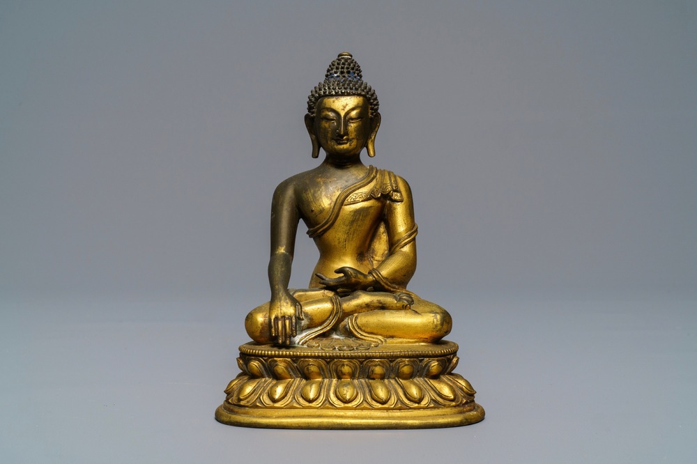 Een Sino-Tibetaanse verguld bronzen figuur van Boeddha Shakyamuni, 17/18e eeuw