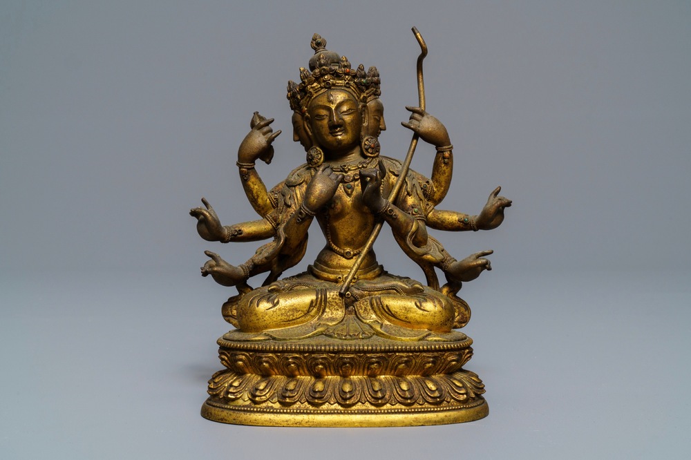 Een Sino-Tibetaanse ingelegde verguld bronzen figuur van Ushnishavijaya, 17/18e eeuw