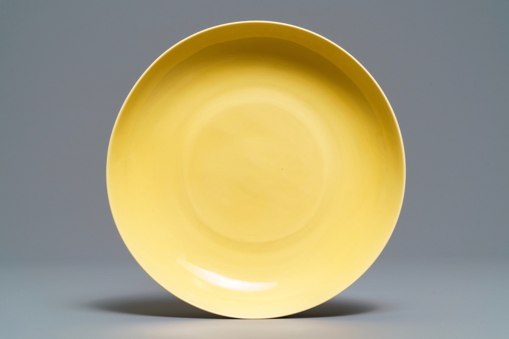 Une assiette en porcelaine de Chine jaune monochrome, marque de Hongzhi, 19/20&egrave;me