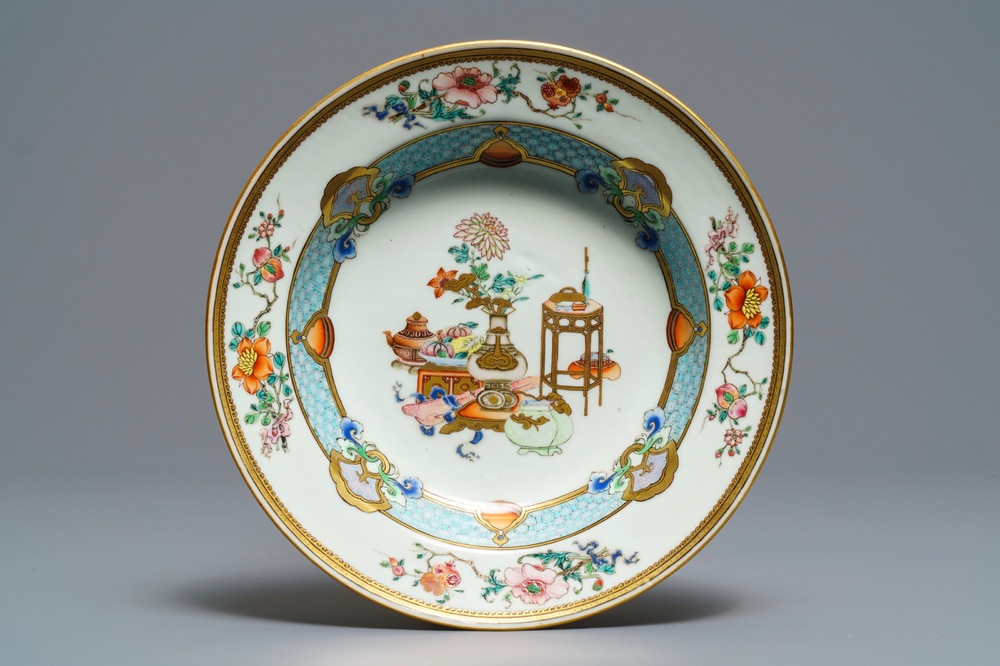 A fine Chinese famille rose plate with antiquities design, Yongzheng