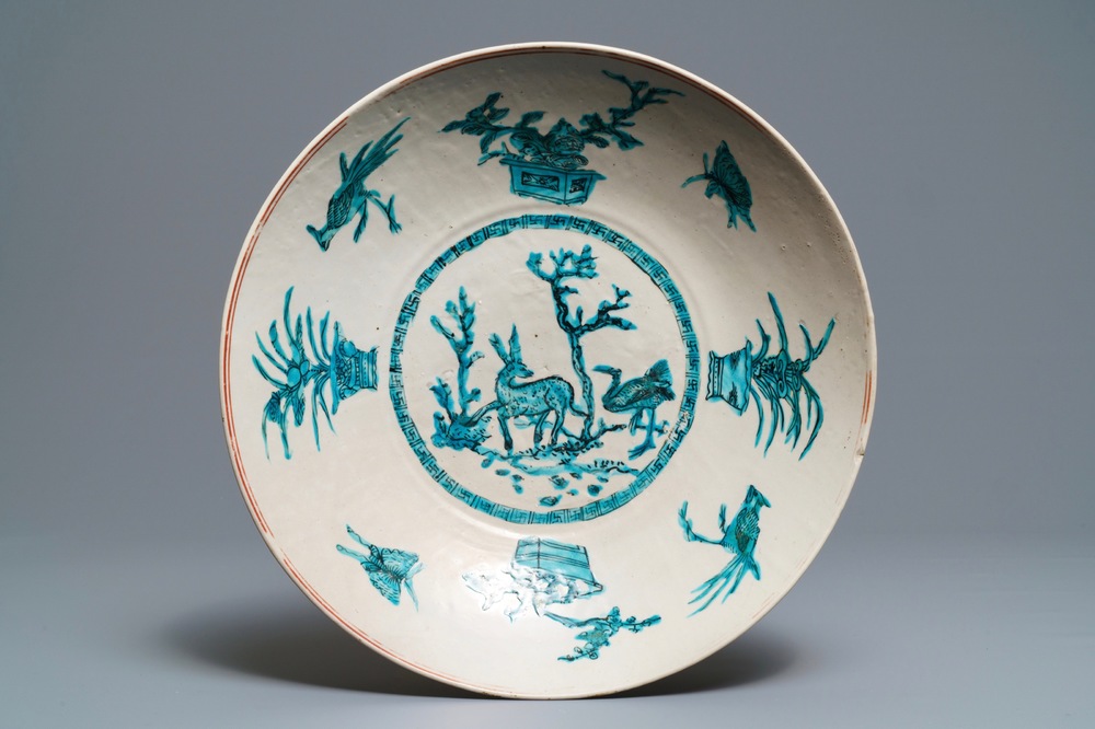 Un plat en porcelaine de Chine dite 'de Swatow' &agrave; d&eacute;cor d'un cerf, Ming