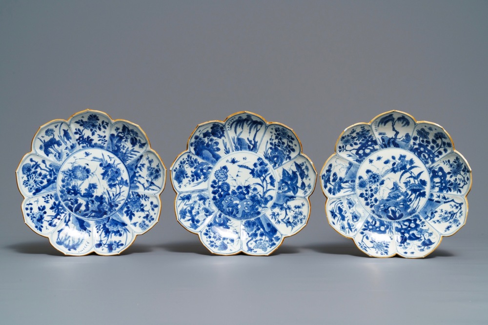 Trois assiettes en porcelaine de Chine bleu et blanc en forme de lotus, Kangxi