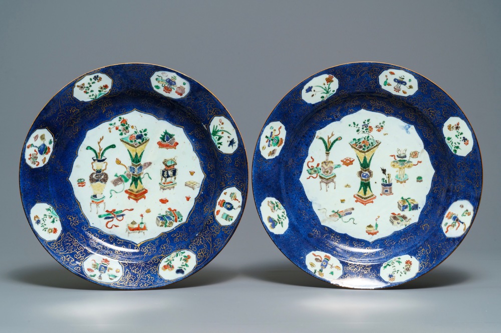 Une paire de grands plats en porcelaine de Chine famille verte sur fond bleu poudr&eacute;, Kangxi