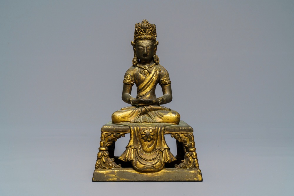 Une figure d'Amitayus en bronze dor&eacute;, Sino-Tibet, Qianlong
