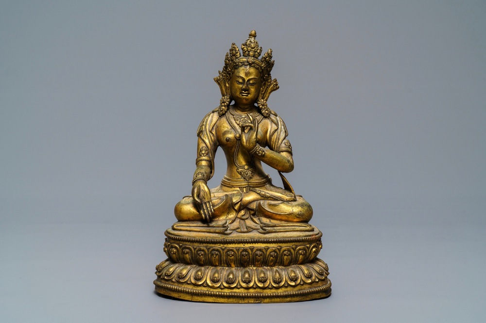 Une figure d'une Tara Blanche en bronze dor&eacute;, Sino-Tibet, Ming