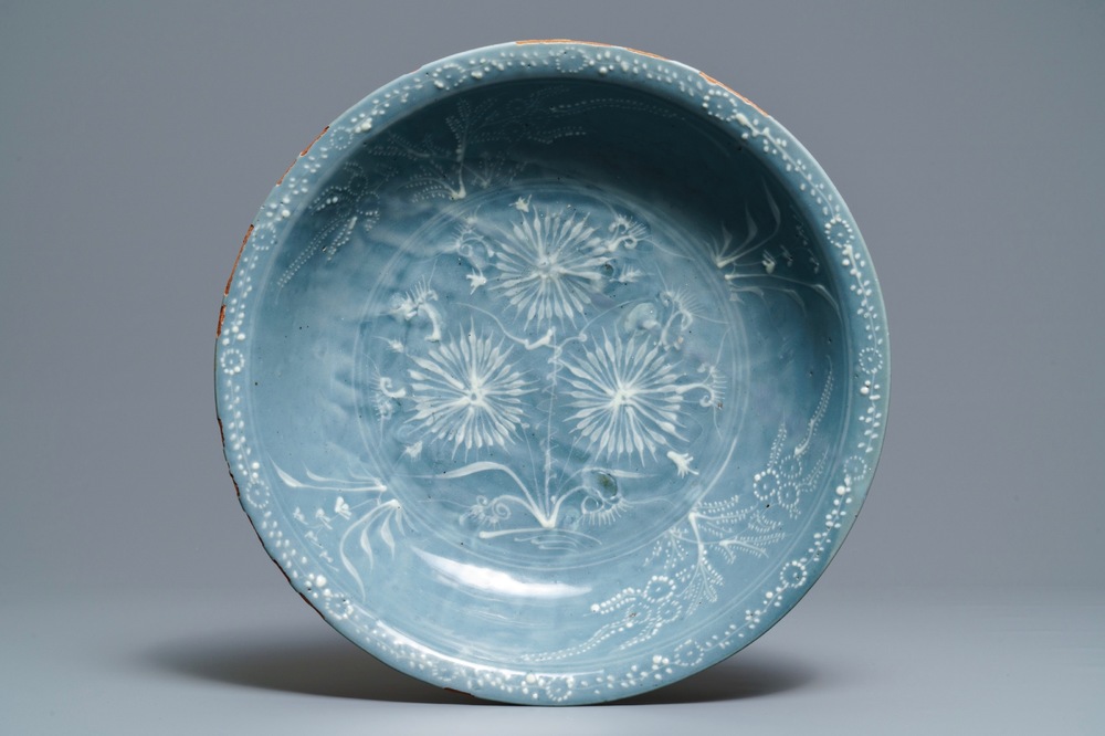 Un plat en porcelaine de Chine dite 'de Swatow' &agrave; d&eacute;cor appliqu&eacute; sur fond bleu, Ming