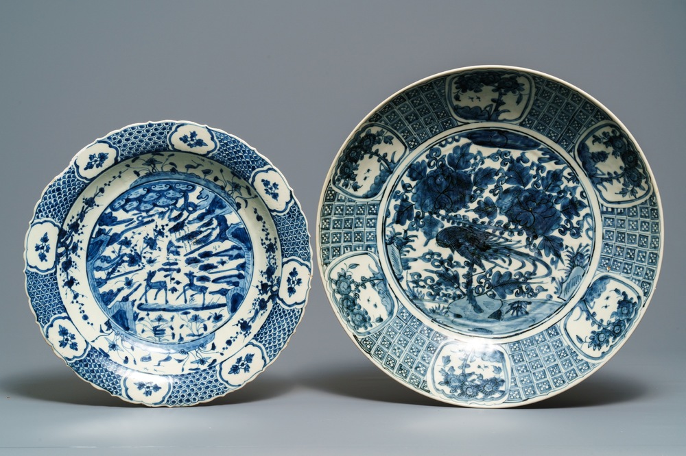 Deux grands plats en porcelaine de Chine bleu et blanc dite 'de Swatow', Ming