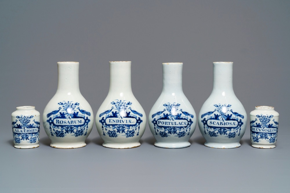 Quatre bouteilles et deux pots de pharmacie en fa&iuml;ence de Delft bleu et blanc, 18&egrave;me