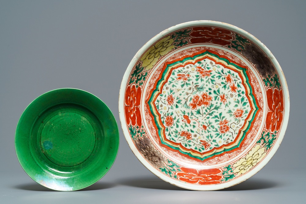 Un plat en porcelaine de Chine famille verte et une assiette monochrome verte, Kangxi