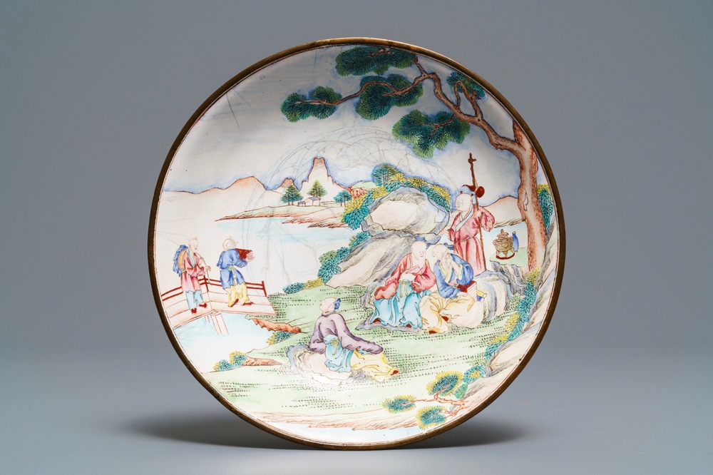 Une assiette en &eacute;maux de Canton &agrave; d&eacute;cor de figures dans un jardin, marque et &eacute;poque de Qianlong