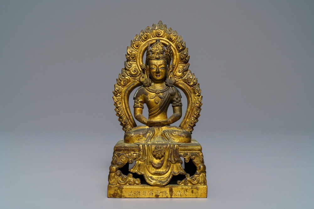 Een Sino-Tibetaanse verguld bronzen figuur van Amitayus, gedat. 1770, Qianlong