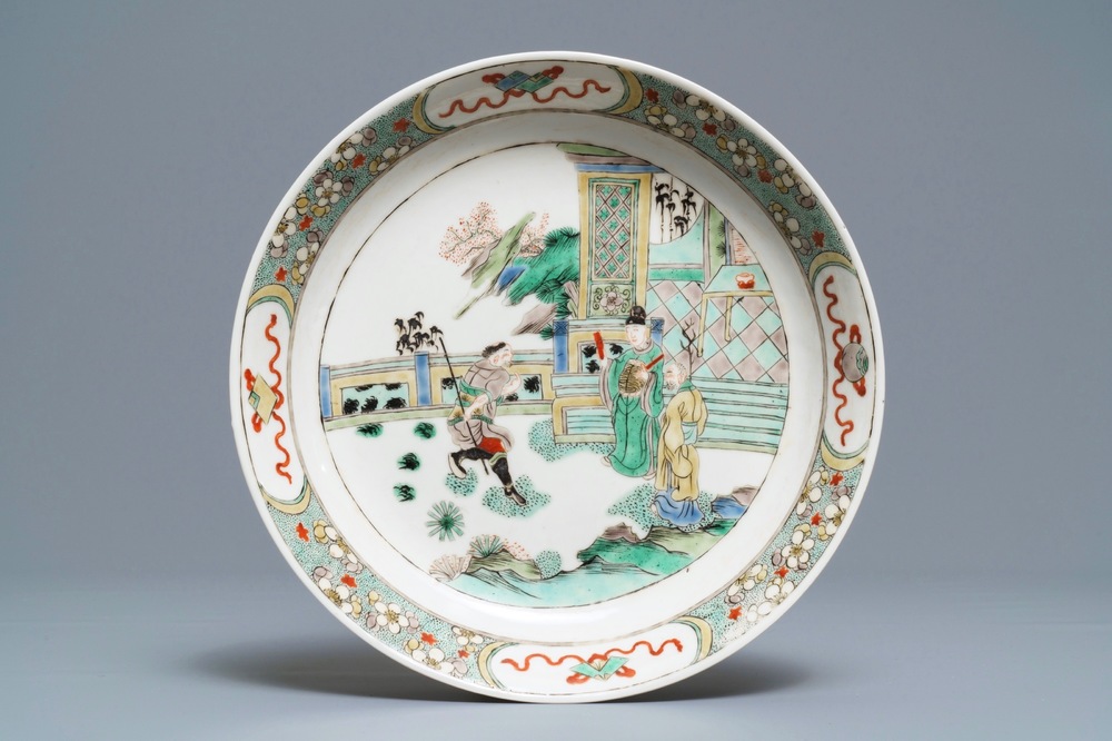 Une assiette en porcelaine de Chine famille verte &agrave; d&eacute;cor de 'La Romance de la chambre de l'ouest', Kangxi