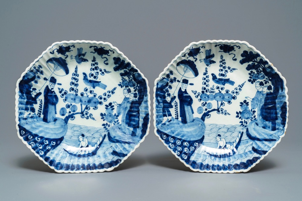 Une paire de plats godronn&eacute;s en fa&iuml;ence de Delft bleu et blanc &agrave; d&eacute;cor de chinoiserie, 18&egrave;me