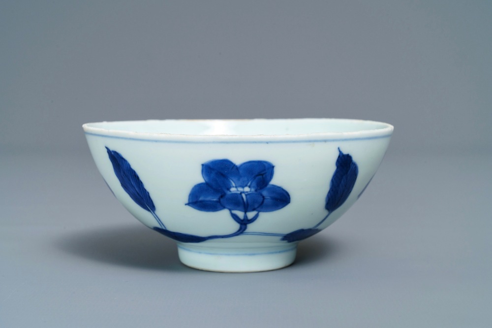 Un bol de style Ming en porcelaine de Chine bleu et blanc, marque et &eacute;poque de Yongzheng