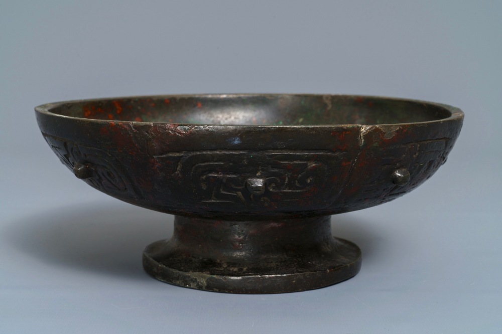 Een Chinese bronzen kom op voet, Ming