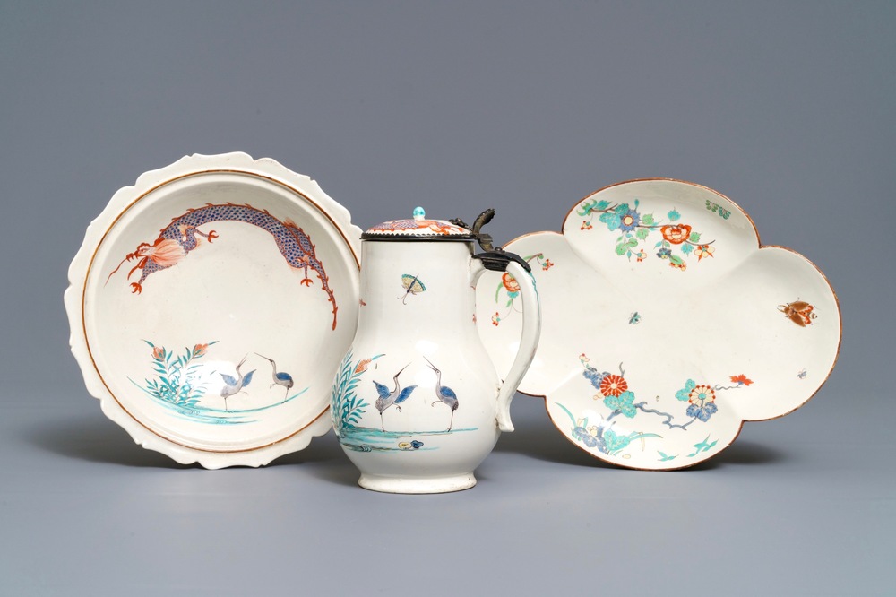 Drie stukken in Kakiemon-stijl porselein, Chantilly, Frankrijk, 18e eeuw