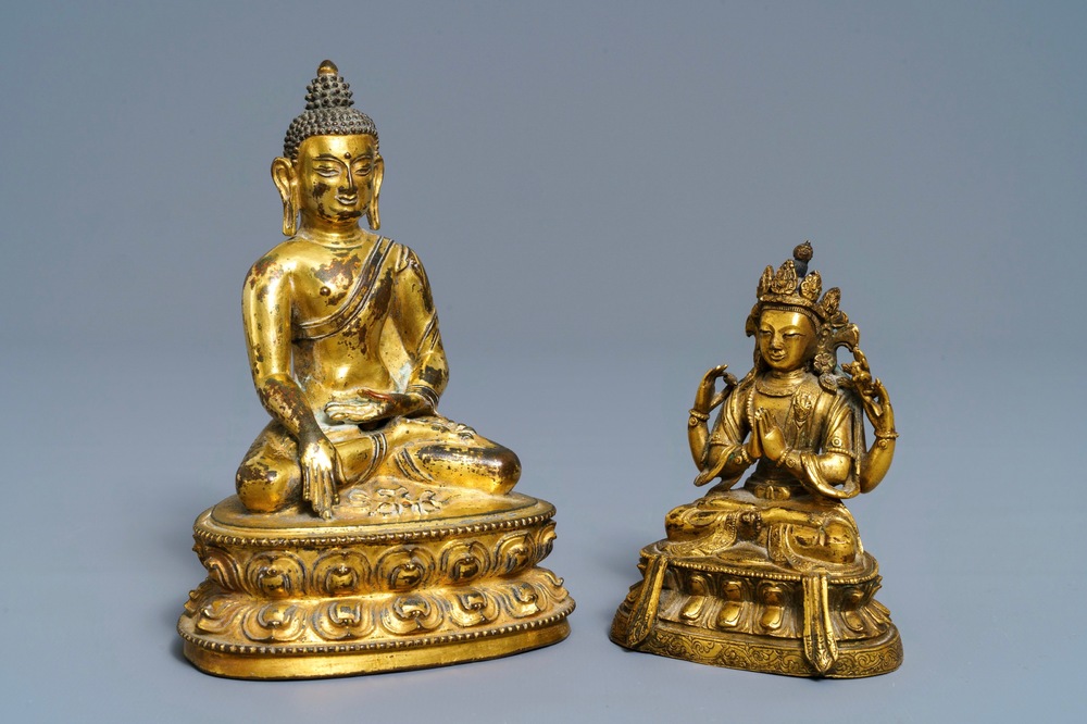 Twee Sino-Tibetaanse verguld bronzen figuren van Boeddha Shakyamuni en Avalokitesvara, 18/19e eeuw