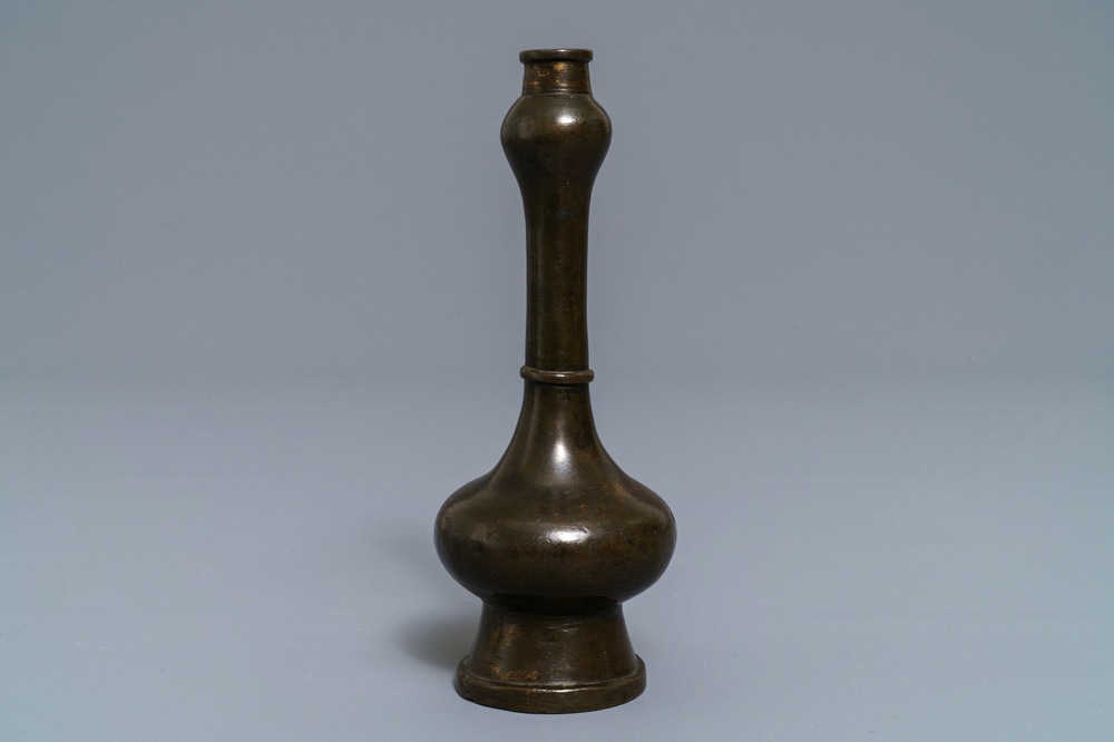 Un vase en bronze de forme dite &quot;t&ecirc;te d'ail&quot; aux taches de dorure,  Ming/Qing