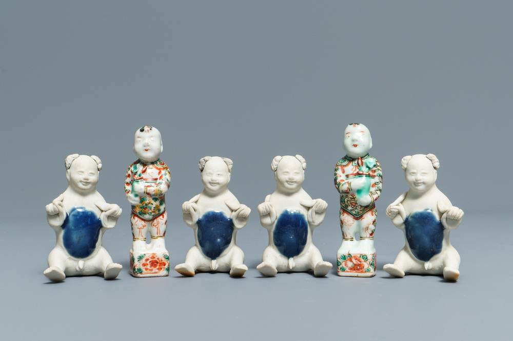 Quatre figures en biscuit du 'Tek Sinig Cargo' et une paire des fr&egrave;res Hoho en famille verte, Kangxi