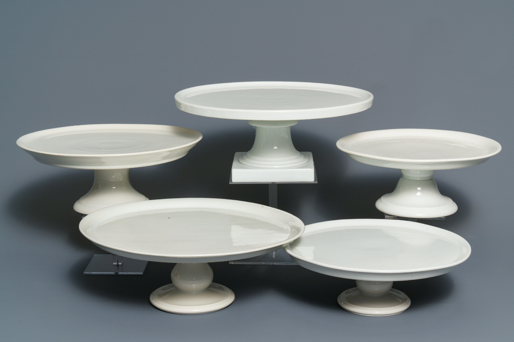 Cinq tazzas en porcelaine blanche monochrome, France, 19&egrave;me