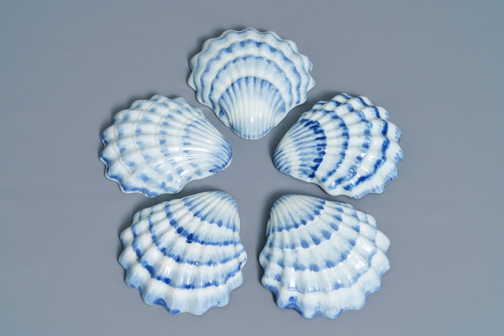 Cinq raviers en forme de coquille en porcelaine de Chine bleu et blanc, Qianlong