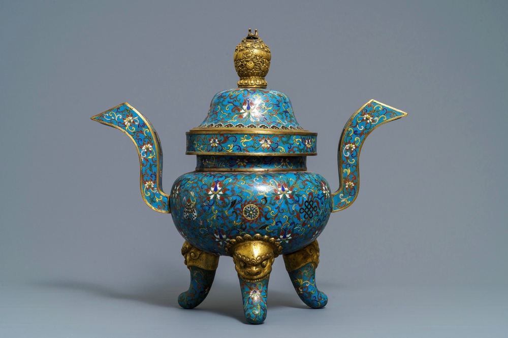 Een grote Chinese cloisonn&eacute; wierookbrander met deksel, 18/19e eeuw