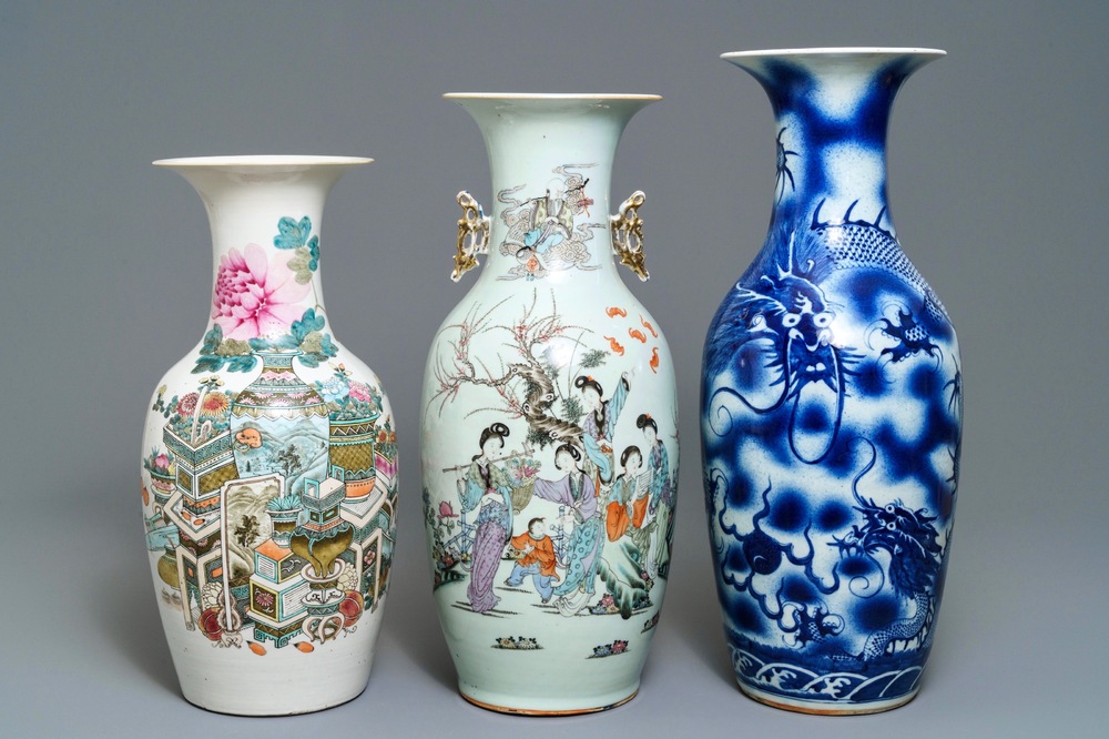 Trois vases en porcelaine de Chine bleu et blanc et qianjiang cai, 19/20&egrave;me