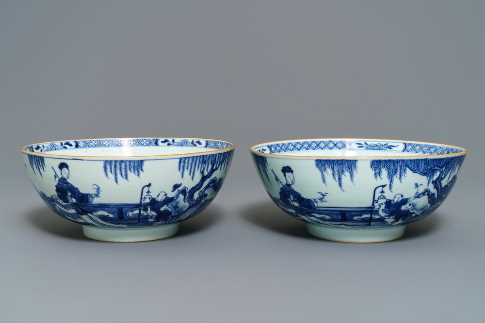 A pair of Chinese blue and white bowls, Yongzheng/Qianlong