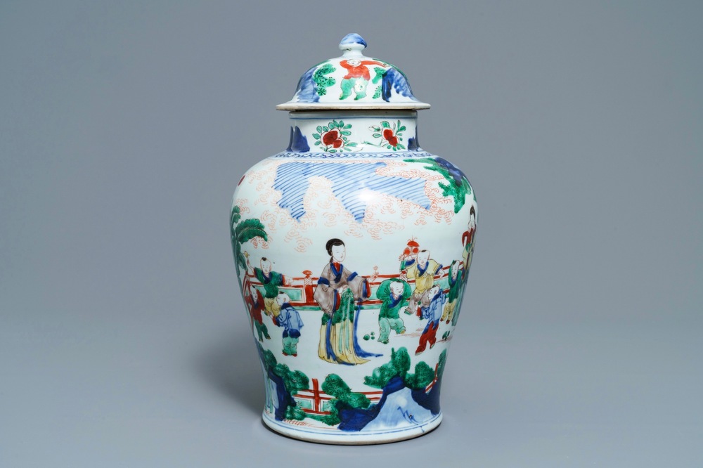 Un vase couvert en porcelaine de Chine wucai, marque en bleu, &eacute;poque Transition