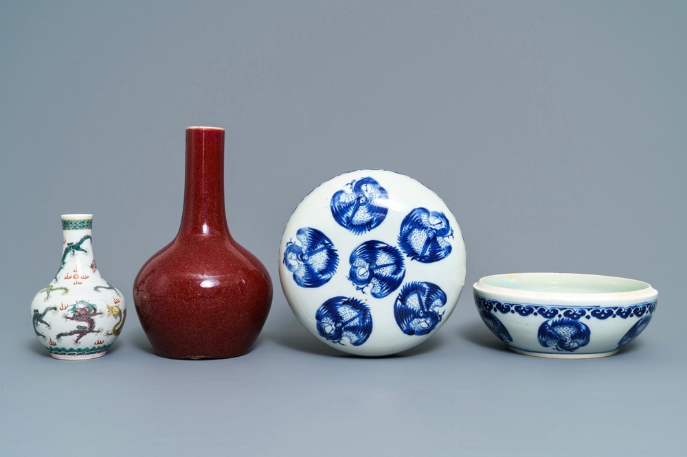 Deux vases et un bol couvert en porcelaine de Chine, 19&egrave;me