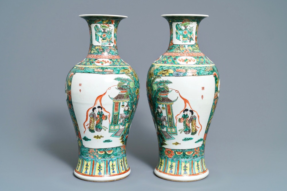Une paire de vases en porcelaine de Chine famille verte, 19&egrave;me