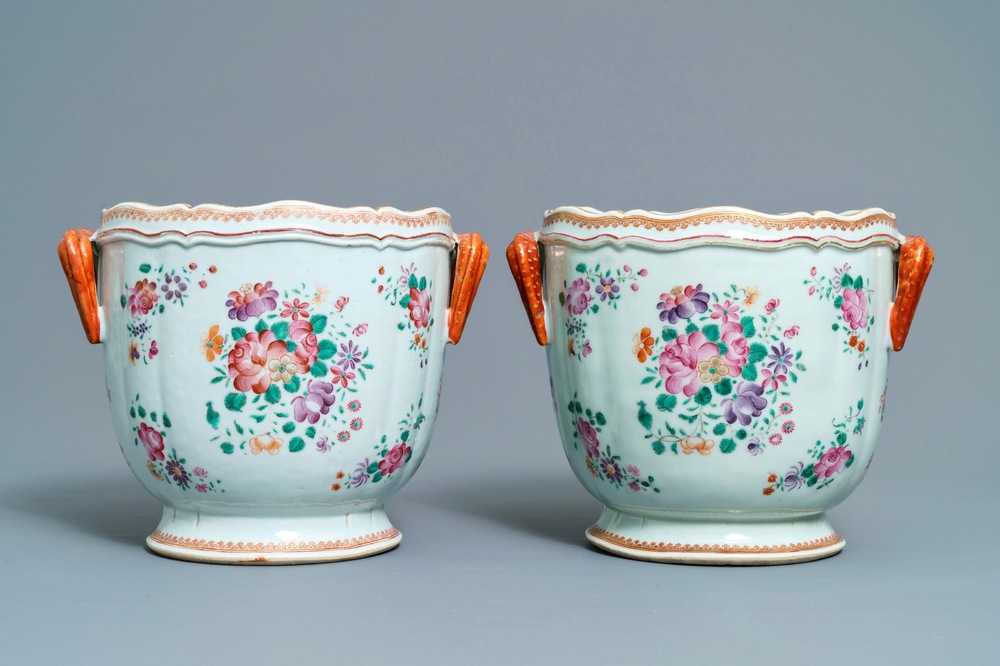 Une paire de rafraichissoirs en porcelaine de Chine famille rose, Qianlong