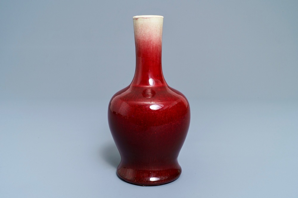 Un vase en porcelaine de Chine rouge langyao, 19&egrave;me