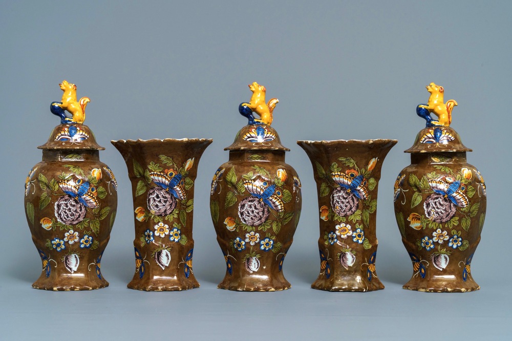 Une garniture de cinq vases en fa&iuml;ence de Delft polychrome &agrave; fond brun capucin, 18&egrave;me