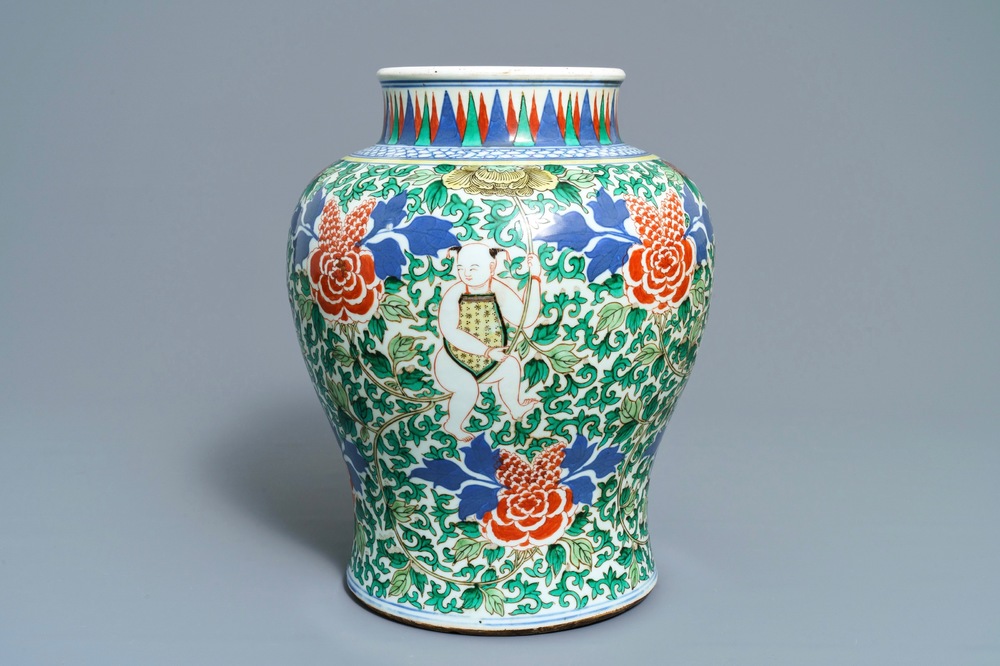 Un vase en porcelaine de Chine wucai &agrave; d&eacute;cor de gar&ccedil;ons, 19&egrave;me