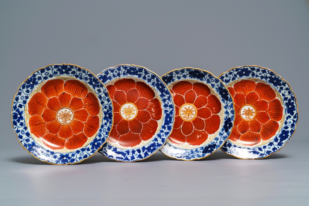 Quatre assiettes en porcelaine de Chine bleu, blanc et rouge de fer &agrave; d&eacute;cor de lotus, Qianlong/Jiaqing