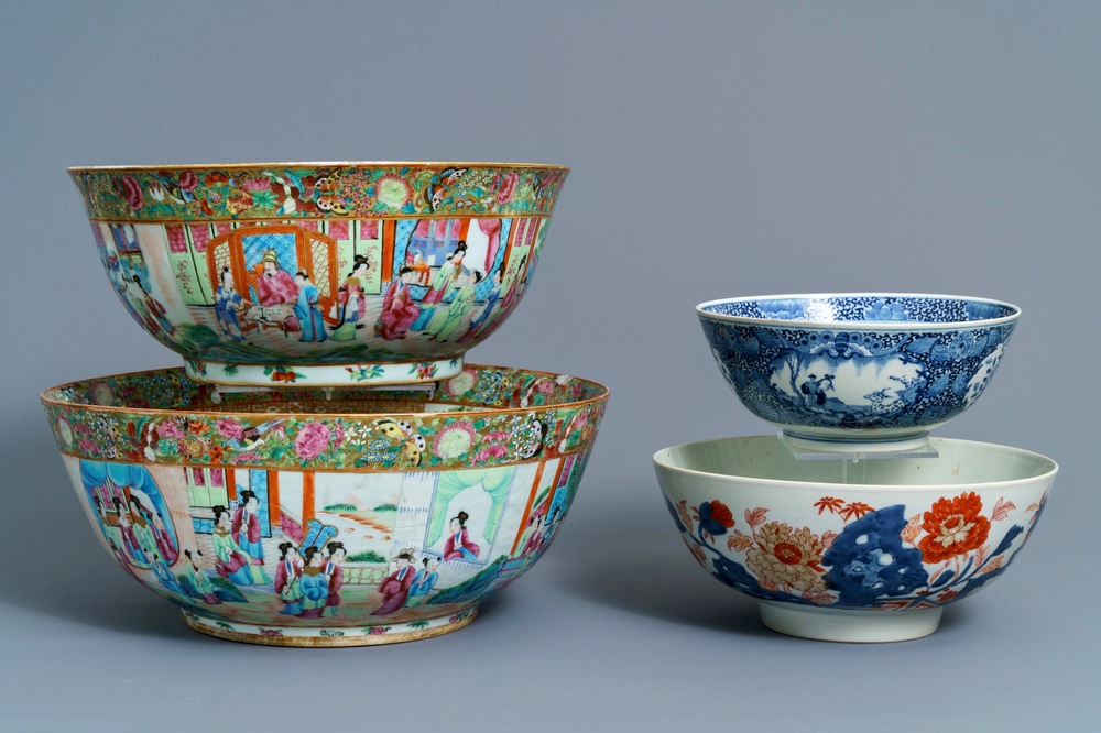 Quatre bols en porcelaine de Chine bleu et blanc, famille rose et de style Imari, 18/19&egrave;me