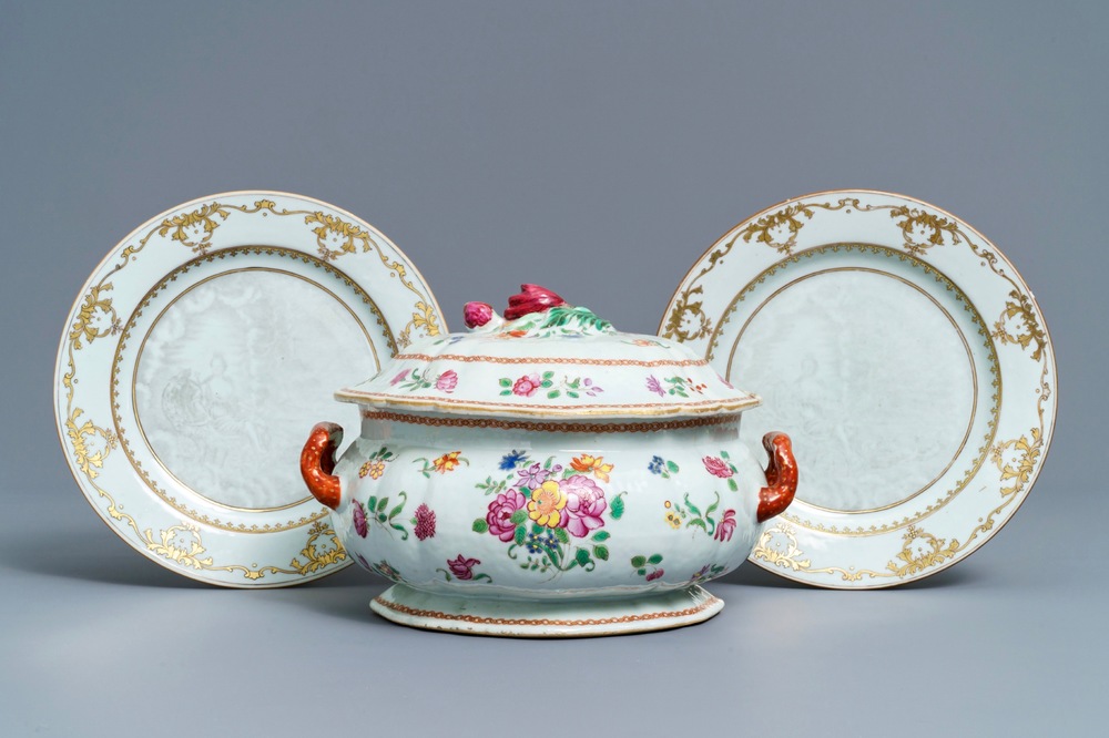 Une terrine en porcelaine de Chine famille rose et deux assiettes en grisaille, Qianlong