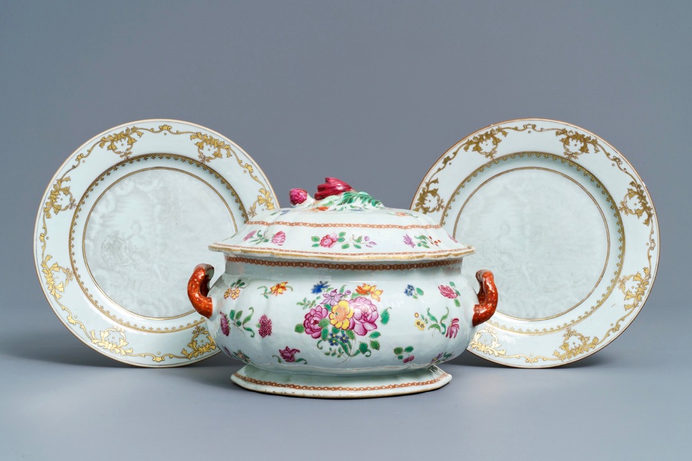 Een Chinese famille rose dekselterrine en twee grisaille borden met mythologisch decor, Qianlong