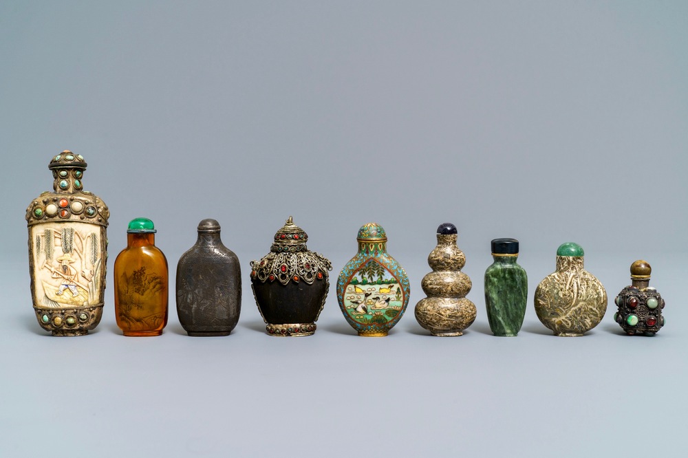 Negen diverse Chinese snuifflessen in steen, zilver en glas, 19/20e eeuw