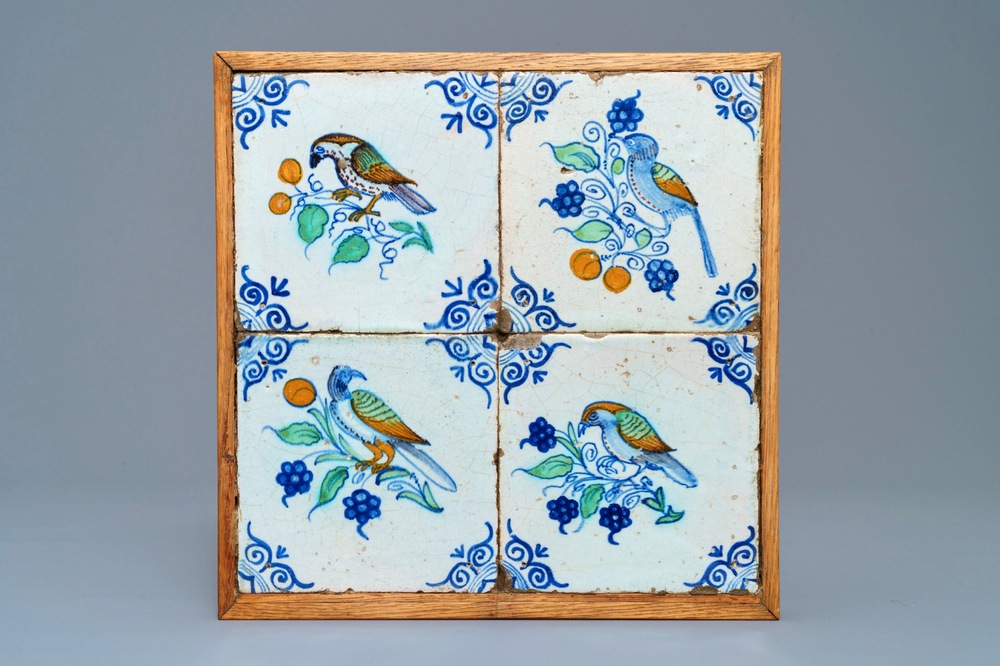 Quatre carreaux en fa&iuml;ence de Delft polychrome &agrave; d&eacute;cor d'oiseaux, 17&egrave;me